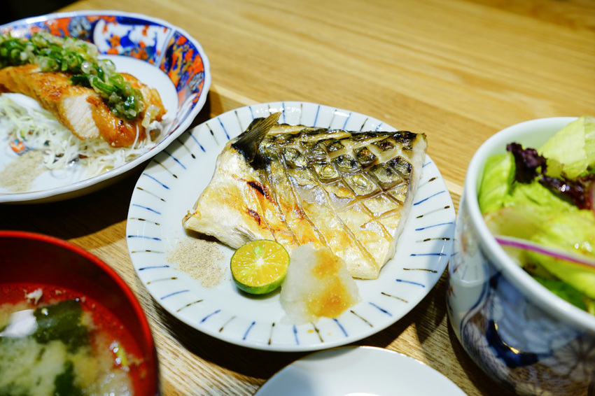 美食|桃園中壢 坐著做。員工食堂 新開幕餐廳! CP值超高之美味日式定食推薦~