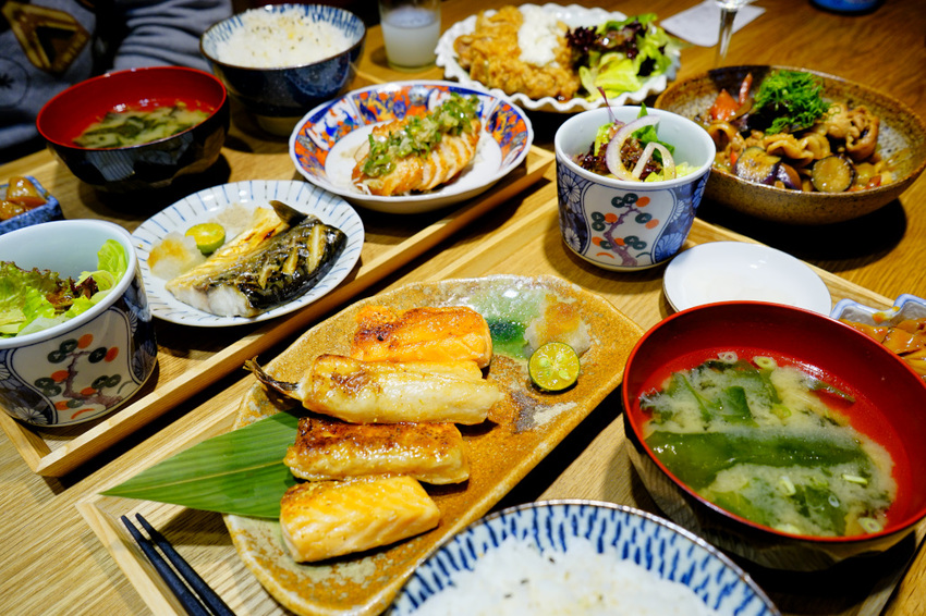 美食|桃園中壢 坐著做。員工食堂 新開幕餐廳! CP值超高之美味日式定食推薦~