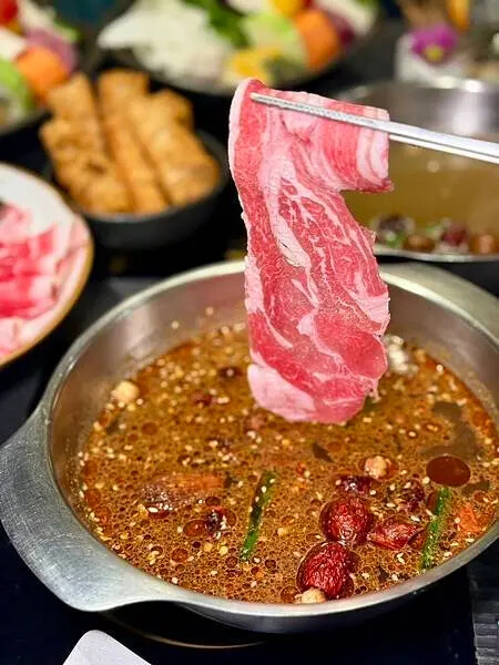 永康街草原風蒙古火鍋！雙人套餐超澎湃，還能體驗蒙古服飾。