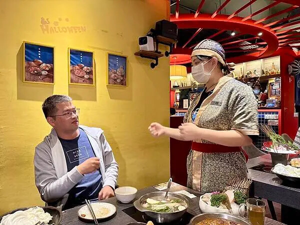 永康街草原風蒙古火鍋！雙人套餐超澎湃，還能體驗蒙古服飾。