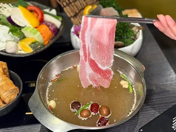 永康街草原風蒙古火鍋！雙人套餐超澎湃，還能體驗蒙古服飾。