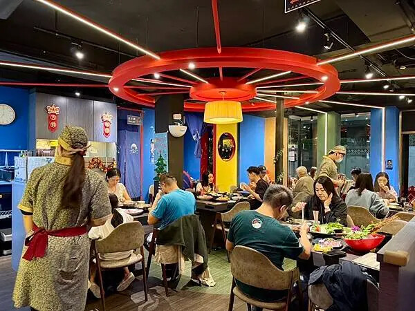 永康街草原風蒙古火鍋！雙人套餐超澎湃，還能體驗蒙古服飾。