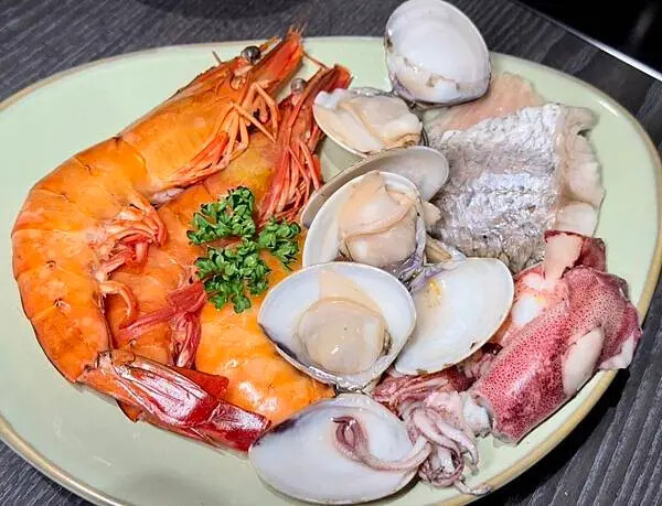 永康街草原風蒙古火鍋！雙人套餐超澎湃，還能體驗蒙古服飾。