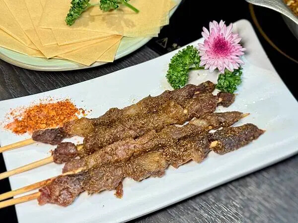 永康街草原風蒙古火鍋！雙人套餐超澎湃，還能體驗蒙古服飾。