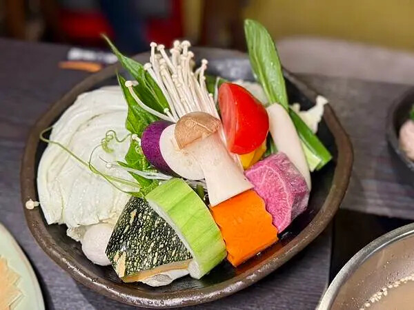 永康街草原風蒙古火鍋！雙人套餐超澎湃，還能體驗蒙古服飾。