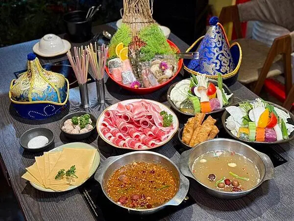永康街草原風蒙古火鍋！雙人套餐超澎湃，還能體驗蒙古服飾。