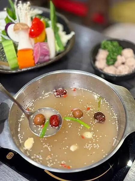 永康街草原風蒙古火鍋！雙人套餐超澎湃，還能體驗蒙古服飾。