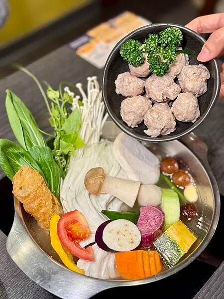 永康街草原風蒙古火鍋！雙人套餐超澎湃，還能體驗蒙古服飾。