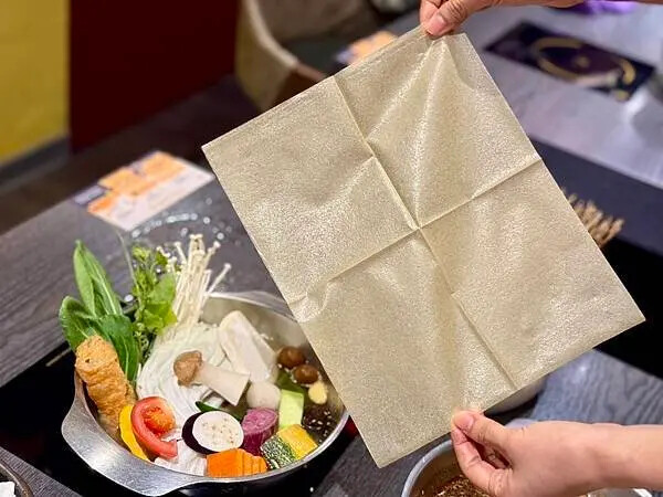 永康街草原風蒙古火鍋！雙人套餐超澎湃，還能體驗蒙古服飾。