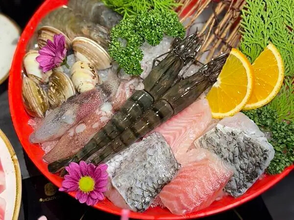 永康街草原風蒙古火鍋！雙人套餐超澎湃，還能體驗蒙古服飾。