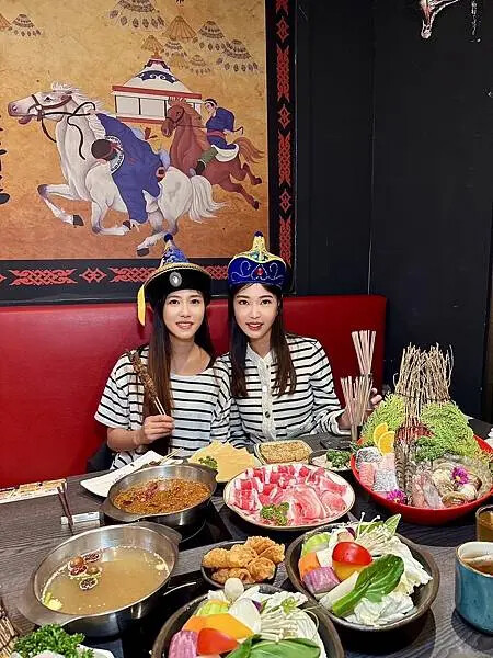 永康街草原風蒙古火鍋！雙人套餐超澎湃，還能體驗蒙古服飾。