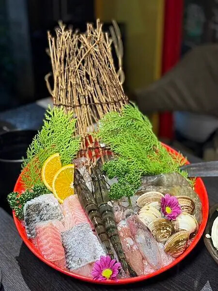 永康街草原風蒙古火鍋！雙人套餐超澎湃，還能體驗蒙古服飾。