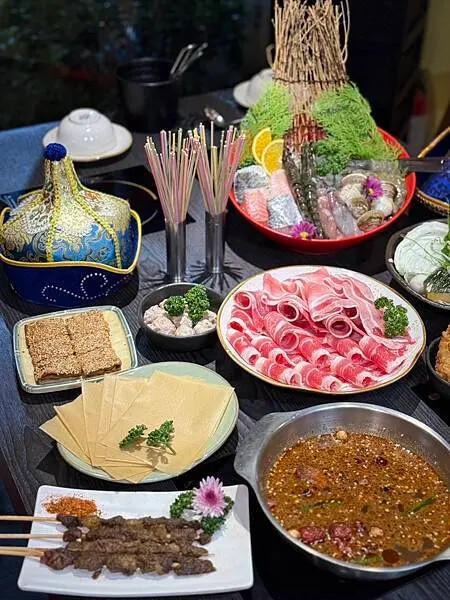 永康街草原風蒙古火鍋！雙人套餐超澎湃，還能體驗蒙古服飾。