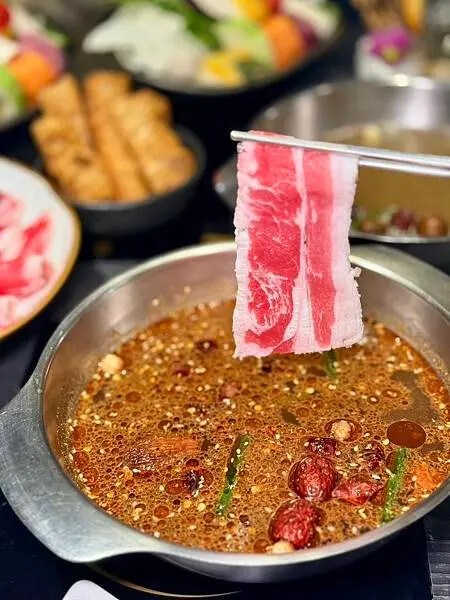 永康街草原風蒙古火鍋！雙人套餐超澎湃，還能體驗蒙古服飾。