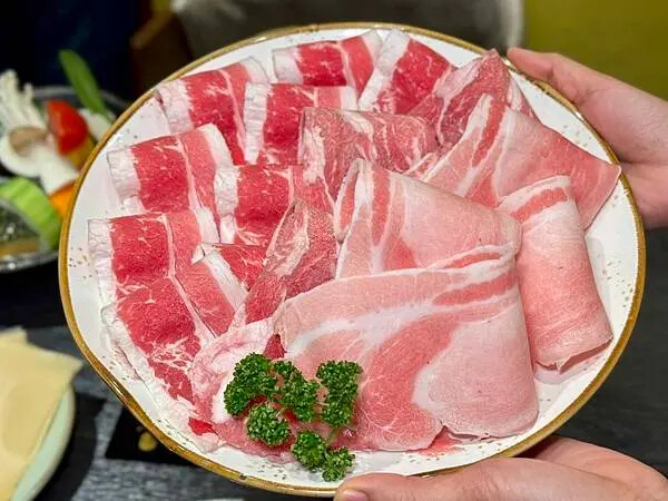 永康街草原風蒙古火鍋！雙人套餐超澎湃，還能體驗蒙古服飾。