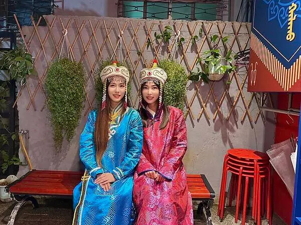 永康街草原風蒙古火鍋！雙人套餐超澎湃，還能體驗蒙古服飾。