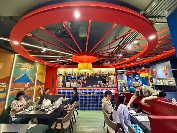 永康街草原風蒙古火鍋！雙人套餐超澎湃，還能體驗蒙古服飾。