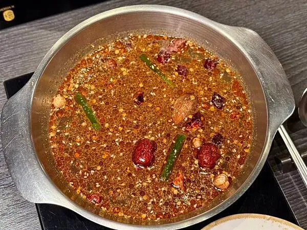 永康街草原風蒙古火鍋！雙人套餐超澎湃，還能體驗蒙古服飾。