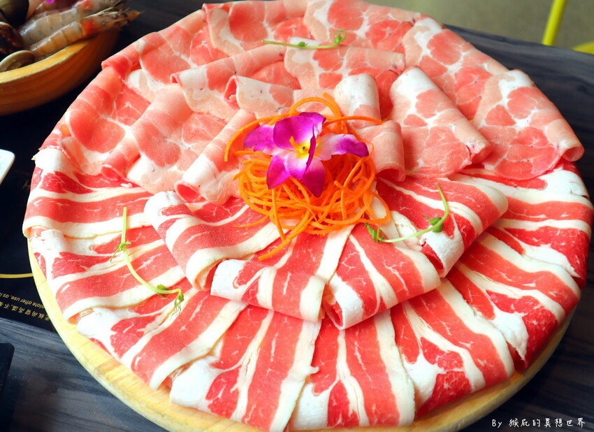 台中超狂火鍋店，竟然有烤鴨5吃超特別，平日自助吧還有蝦子吃到飽，假日蛤蠣吃到飽CP值超高，有免費停車場