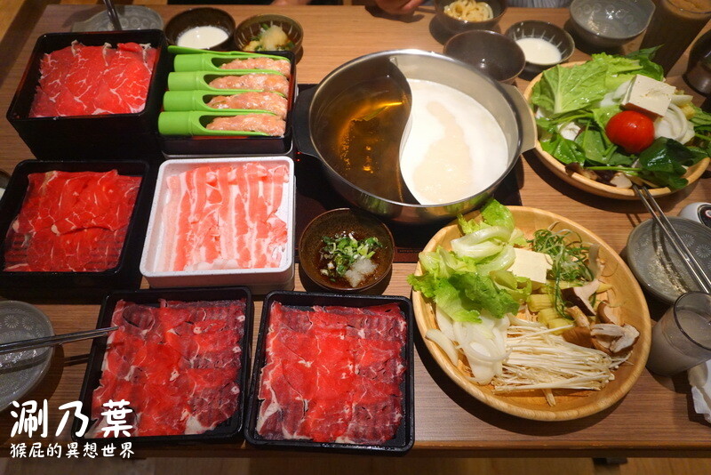 台中超狂火鍋店，竟然有烤鴨5吃超特別，平日自助吧還有蝦子吃到飽，假日蛤蠣吃到飽CP值超高，有免費停車場