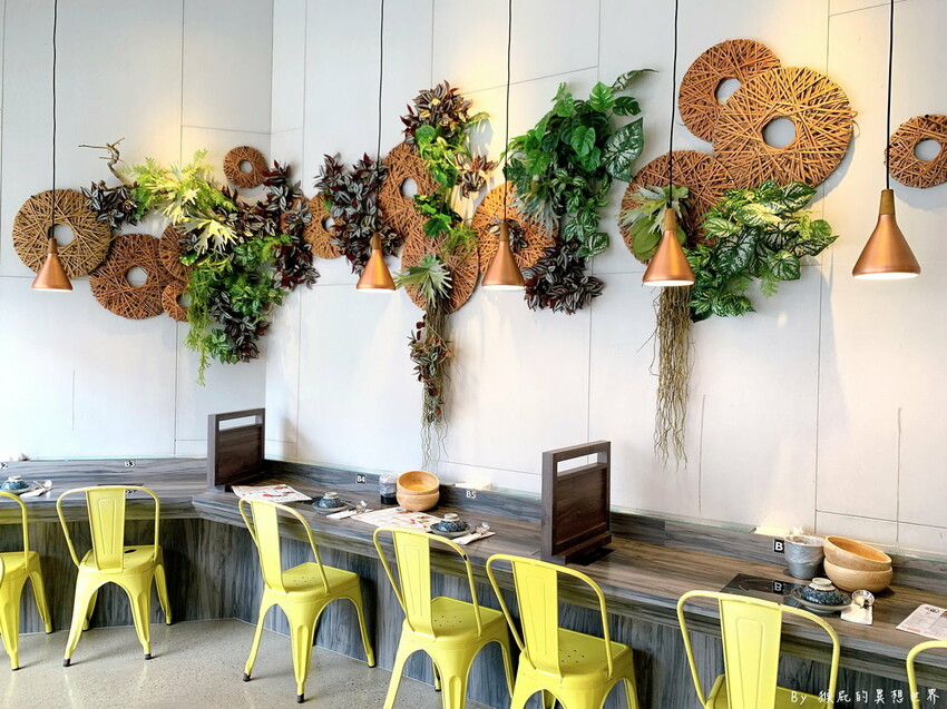 台中超狂火鍋店，竟然有烤鴨5吃超特別，平日自助吧還有蝦子吃到飽，假日蛤蠣吃到飽CP值超高，有免費停車場