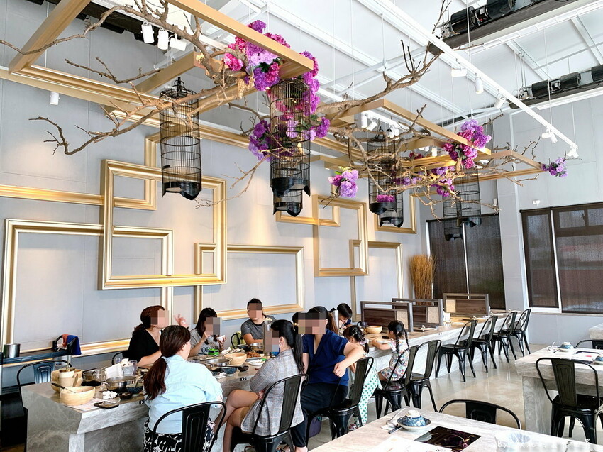 台中超狂火鍋店，竟然有烤鴨5吃超特別，平日自助吧還有蝦子吃到飽，假日蛤蠣吃到飽CP值超高，有免費停車場