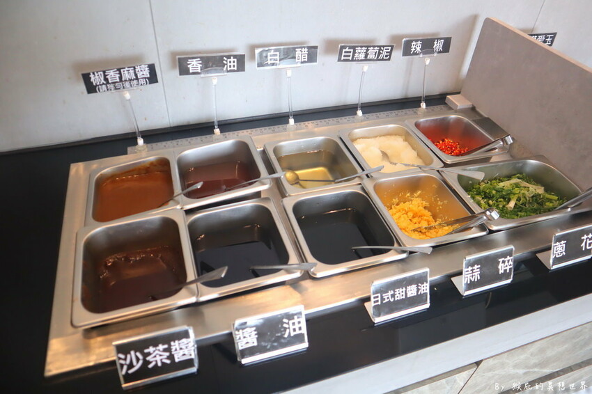 台中超狂火鍋店，竟然有烤鴨5吃超特別，平日自助吧還有蝦子吃到飽，假日蛤蠣吃到飽CP值超高，有免費停車場