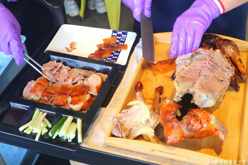 台中超狂火鍋店，竟然有烤鴨5吃超特別，平日自助吧還有蝦子吃到飽，假日蛤蠣吃到飽CP值超高，有免費停車場