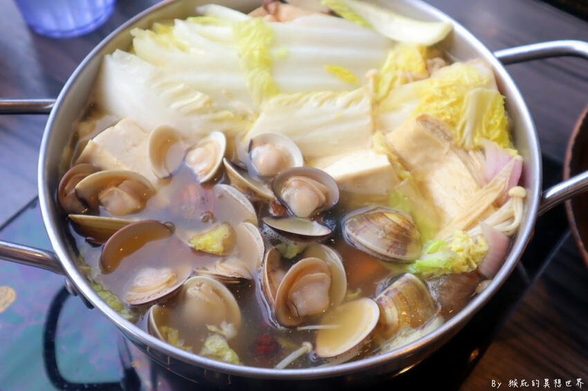 台中超狂火鍋店，竟然有烤鴨5吃超特別，平日自助吧還有蝦子吃到飽，假日蛤蠣吃到飽CP值超高，有免費停車場