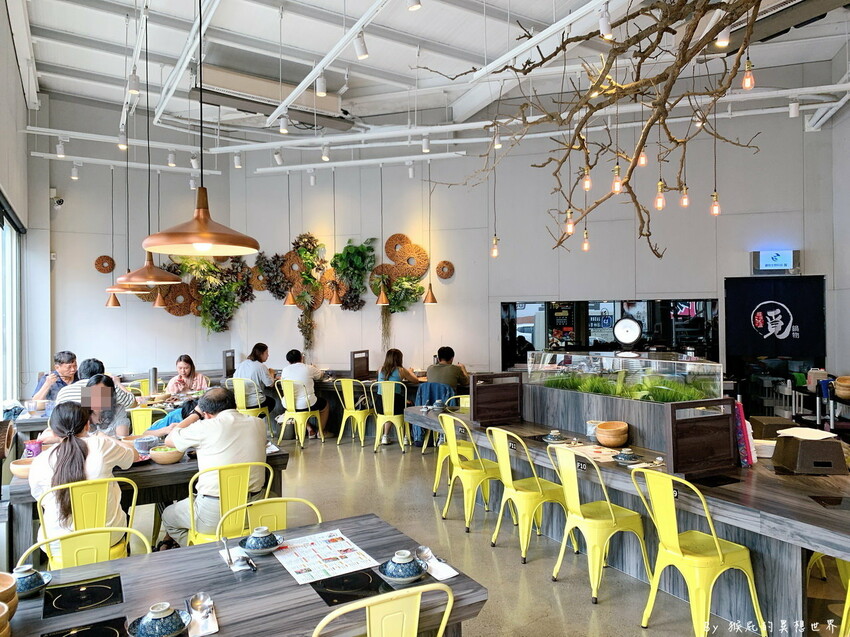 台中超狂火鍋店，竟然有烤鴨5吃超特別，平日自助吧還有蝦子吃到飽，假日蛤蠣吃到飽CP值超高，有免費停車場