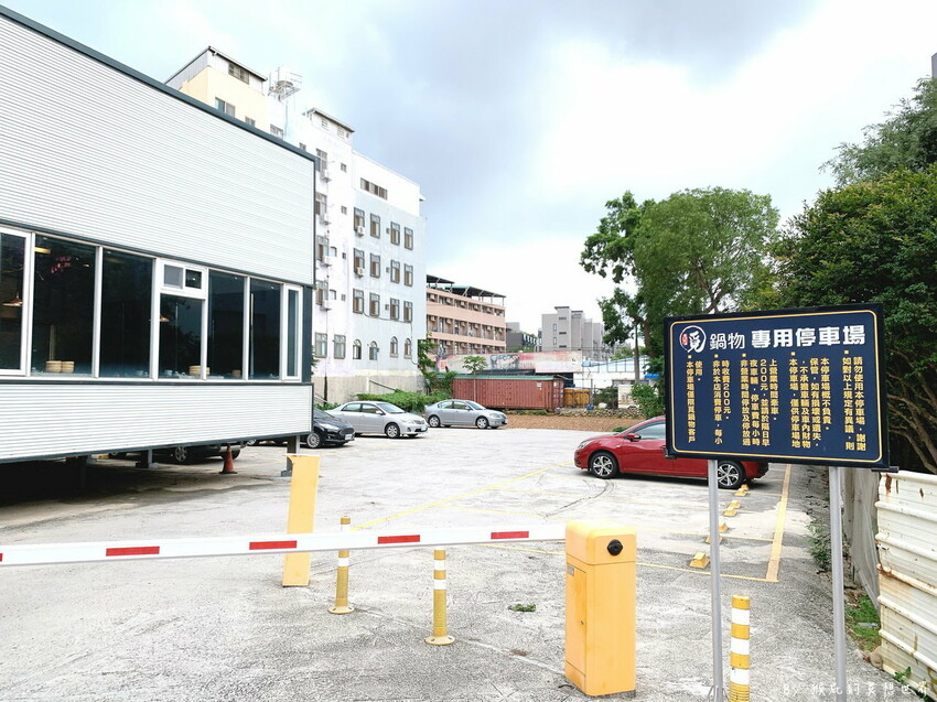 台中超狂火鍋店，竟然有烤鴨5吃超特別，平日自助吧還有蝦子吃到飽，假日蛤蠣吃到飽CP值超高，有免費停車場