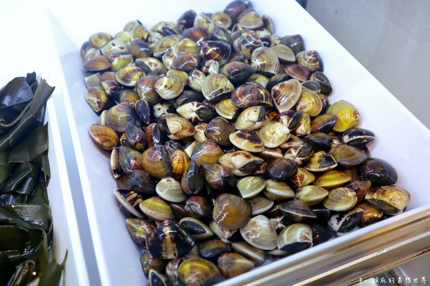 台中超狂火鍋店，竟然有烤鴨5吃超特別，平日自助吧還有蝦子吃到飽，假日蛤蠣吃到飽CP值超高，有免費停車場