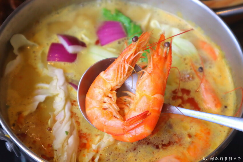 台中超狂火鍋店，竟然有烤鴨5吃超特別，平日自助吧還有蝦子吃到飽，假日蛤蠣吃到飽CP值超高，有免費停車場