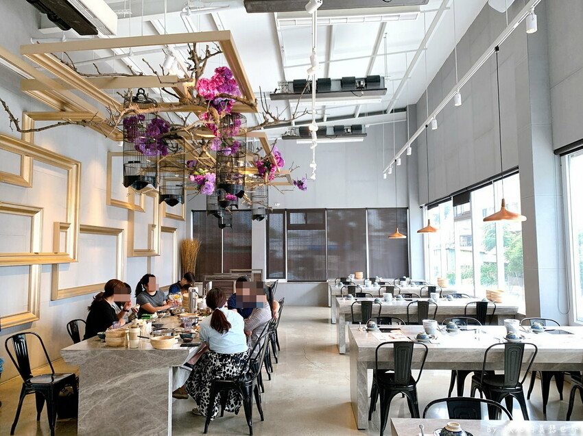 台中超狂火鍋店，竟然有烤鴨5吃超特別，平日自助吧還有蝦子吃到飽，假日蛤蠣吃到飽CP值超高，有免費停車場