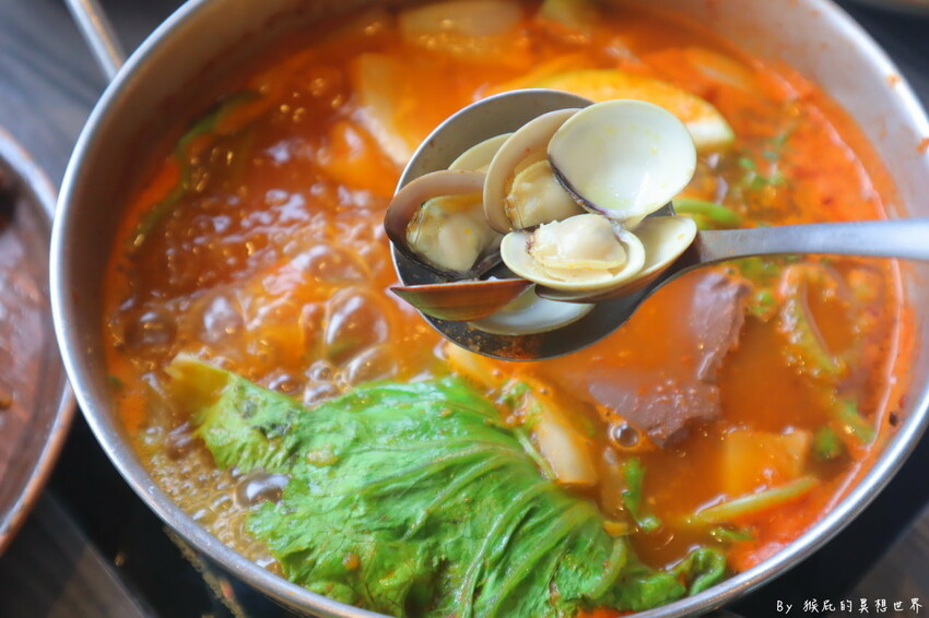 台中超狂火鍋店，竟然有烤鴨5吃超特別，平日自助吧還有蝦子吃到飽，假日蛤蠣吃到飽CP值超高，有免費停車場