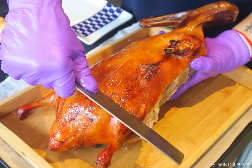 台中超狂火鍋店，竟然有烤鴨5吃超特別，平日自助吧還有蝦子吃到飽，假日蛤蠣吃到飽CP值超高，有免費停車場