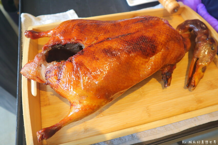 台中超狂火鍋店，竟然有烤鴨5吃超特別，平日自助吧還有蝦子吃到飽，假日蛤蠣吃到飽CP值超高，有免費停車場