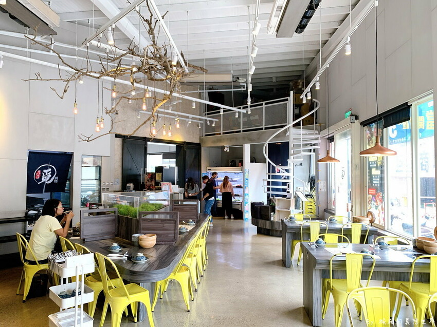 台中超狂火鍋店，竟然有烤鴨5吃超特別，平日自助吧還有蝦子吃到飽，假日蛤蠣吃到飽CP值超高，有免費停車場