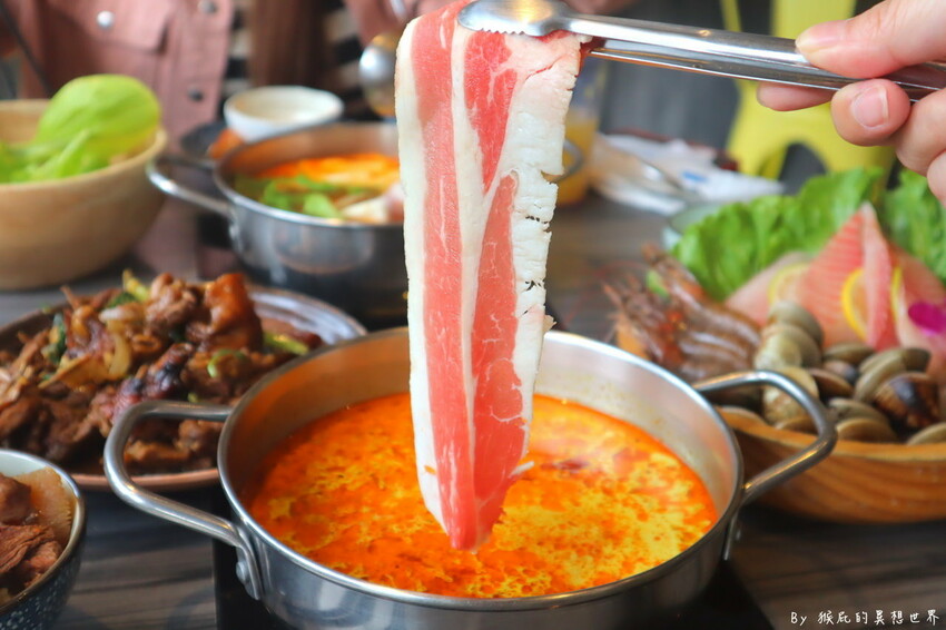 台中超狂火鍋店，竟然有烤鴨5吃超特別，平日自助吧還有蝦子吃到飽，假日蛤蠣吃到飽CP值超高，有免費停車場