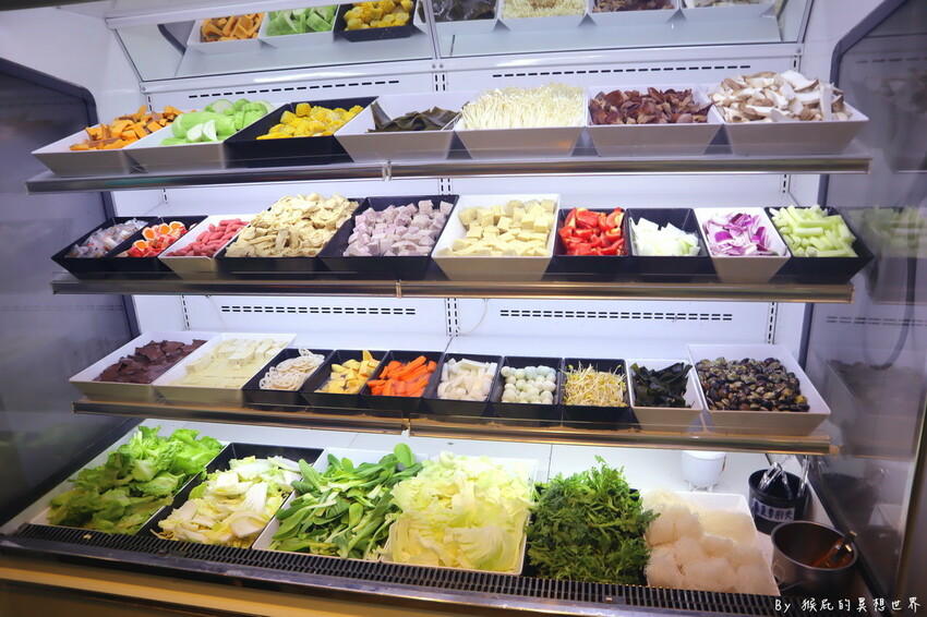 台中超狂火鍋店，竟然有烤鴨5吃超特別，平日自助吧還有蝦子吃到飽，假日蛤蠣吃到飽CP值超高，有免費停車場