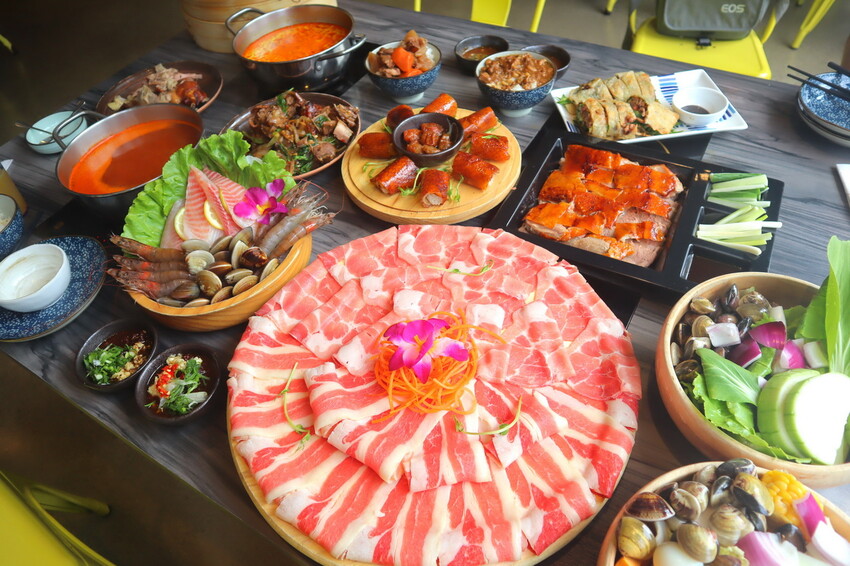 台中超狂火鍋店，竟然有烤鴨5吃超特別，平日自助吧還有蝦子吃到飽，假日蛤蠣吃到飽CP值超高，有免費停車場