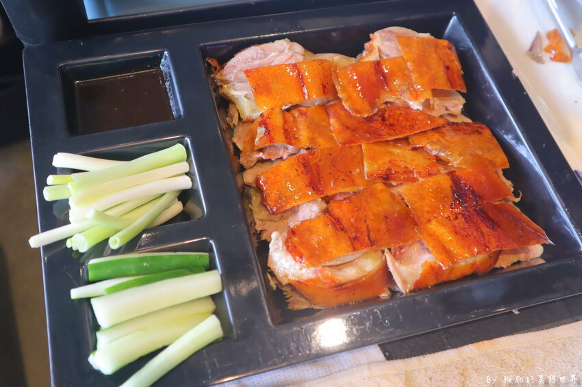 台中超狂火鍋店，竟然有烤鴨5吃超特別，平日自助吧還有蝦子吃到飽，假日蛤蠣吃到飽CP值超高，有免費停車場