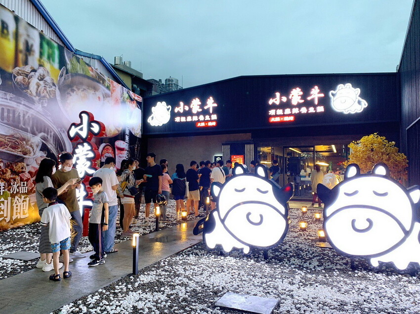 台中超狂火鍋店，竟然有烤鴨5吃超特別，平日自助吧還有蝦子吃到飽，假日蛤蠣吃到飽CP值超高，有免費停車場