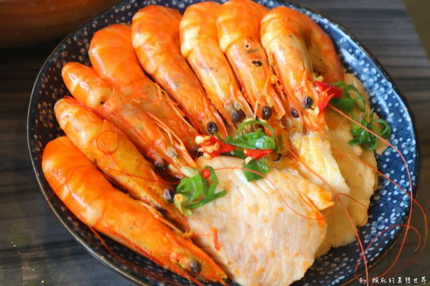 台中超狂火鍋店，竟然有烤鴨5吃超特別，平日自助吧還有蝦子吃到飽，假日蛤蠣吃到飽CP值超高，有免費停車場