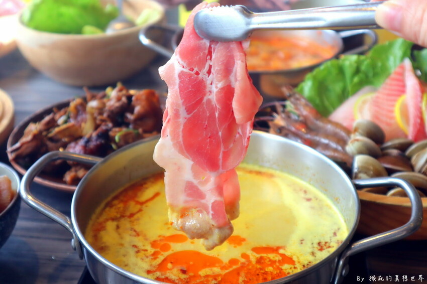 台中超狂火鍋店，竟然有烤鴨5吃超特別，平日自助吧還有蝦子吃到飽，假日蛤蠣吃到飽CP值超高，有免費停車場