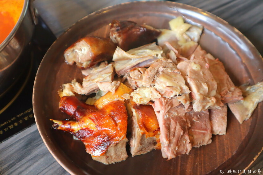 台中超狂火鍋店，竟然有烤鴨5吃超特別，平日自助吧還有蝦子吃到飽，假日蛤蠣吃到飽CP值超高，有免費停車場