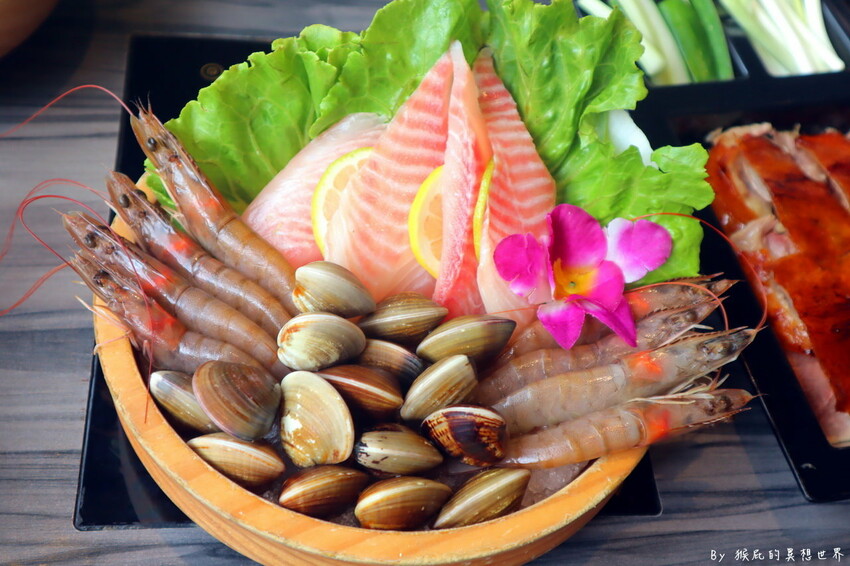 台中超狂火鍋店，竟然有烤鴨5吃超特別，平日自助吧還有蝦子吃到飽，假日蛤蠣吃到飽CP值超高，有免費停車場