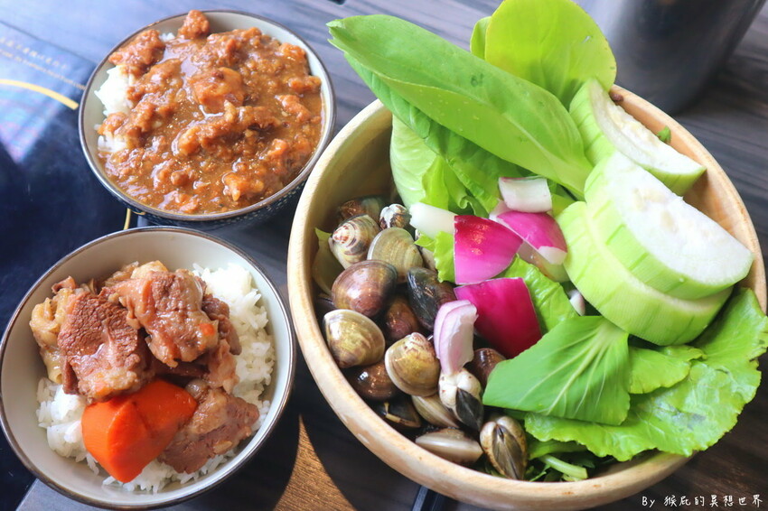 台中超狂火鍋店，竟然有烤鴨5吃超特別，平日自助吧還有蝦子吃到飽，假日蛤蠣吃到飽CP值超高，有免費停車場