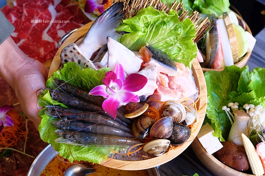 覓鍋物。 CP值高到炸，139元海鮮自由配，一開店人潮就爆滿，沒有排隊吃不到，白飯、飲料無限呷免驚！ @蹦啾♥謝蘿莉 La vie heureuse