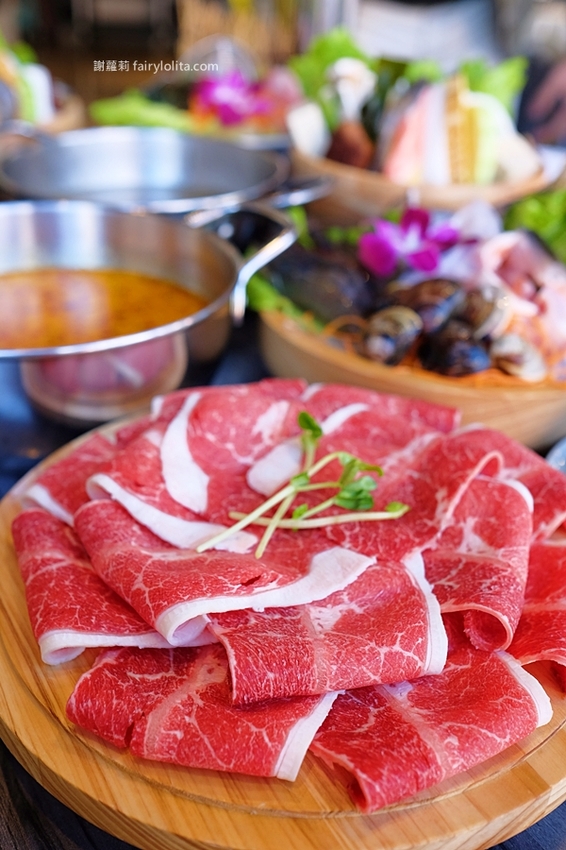 覓鍋物。 CP值高到炸，139元海鮮自由配，一開店人潮就爆滿，沒有排隊吃不到，白飯、飲料無限呷免驚！ @蹦啾♥謝蘿莉 La vie heureuse